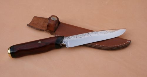 Couteau de chasse forgé manche en cocobolo , corne de bufle et pommeau en laiton