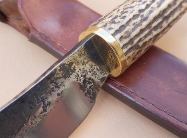 Couteau de chasse lame brute de forge et polie manche en bois de cerf garde et pommeau en laiton