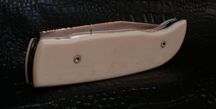 Couteau pliant liner lock lame inoxydable N690 manche en polyester ivoire