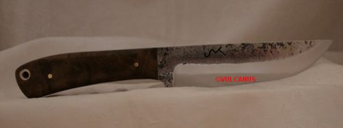 Couteau sculpté dans un acier carbone manche en bois Laurélia