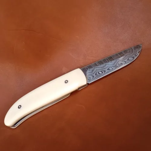 couteau orné d'un diamant et deux saphirs