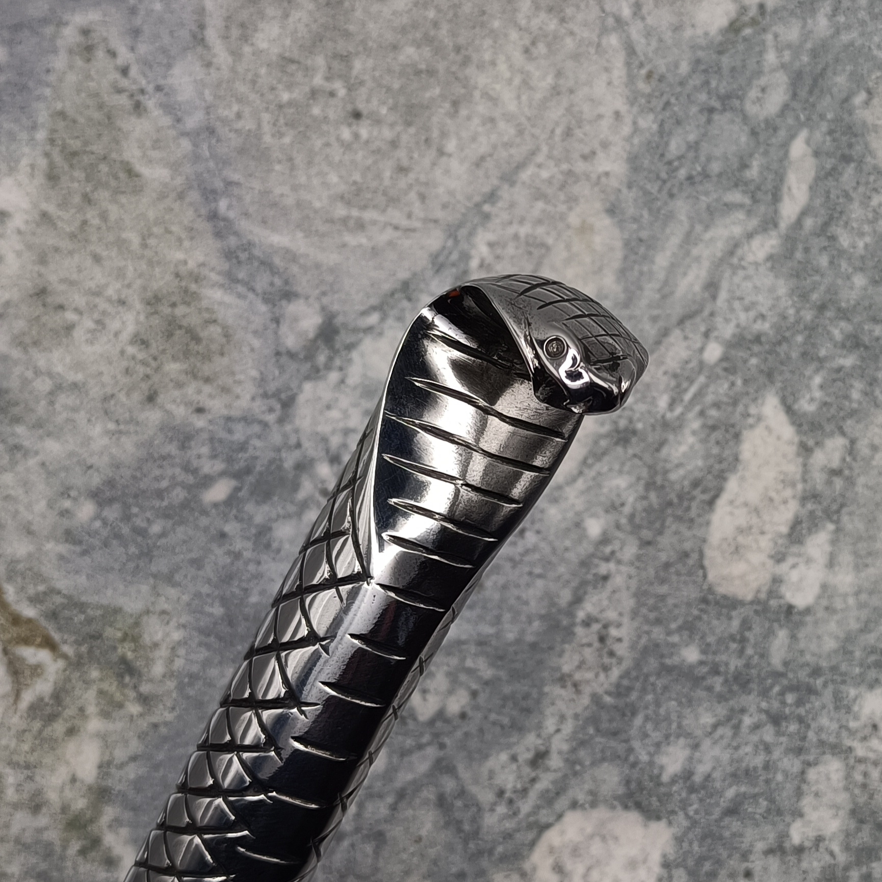 Couteau forgé et sculpté tête de cobra