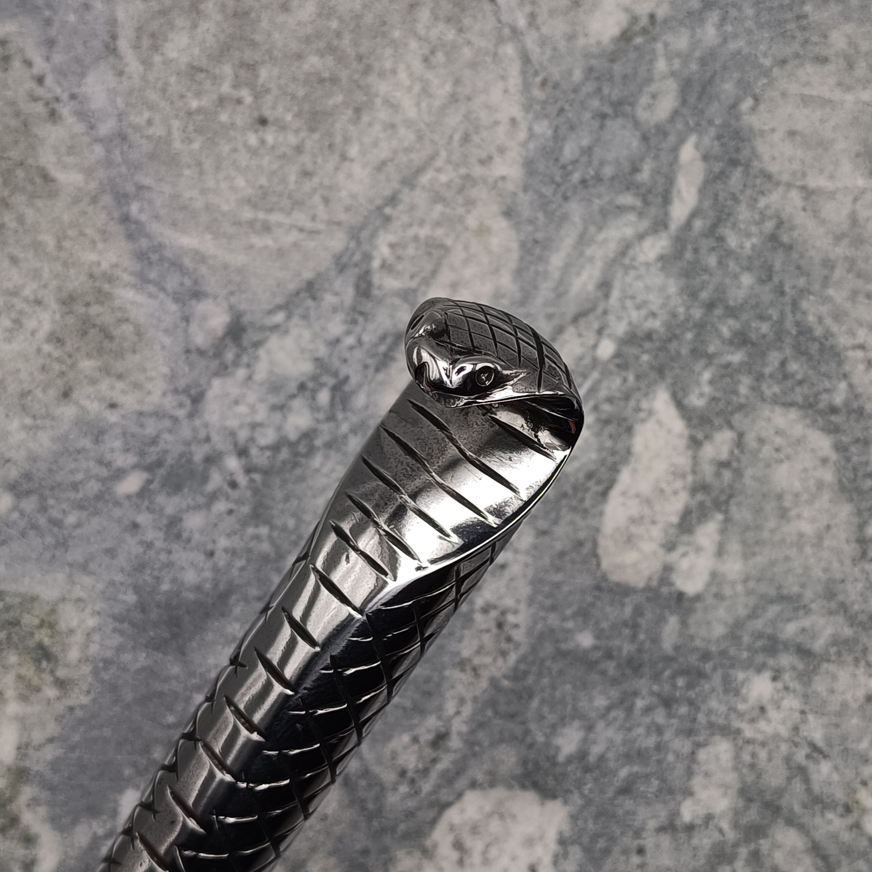 Couteau forgé et sculpté tête de cobra