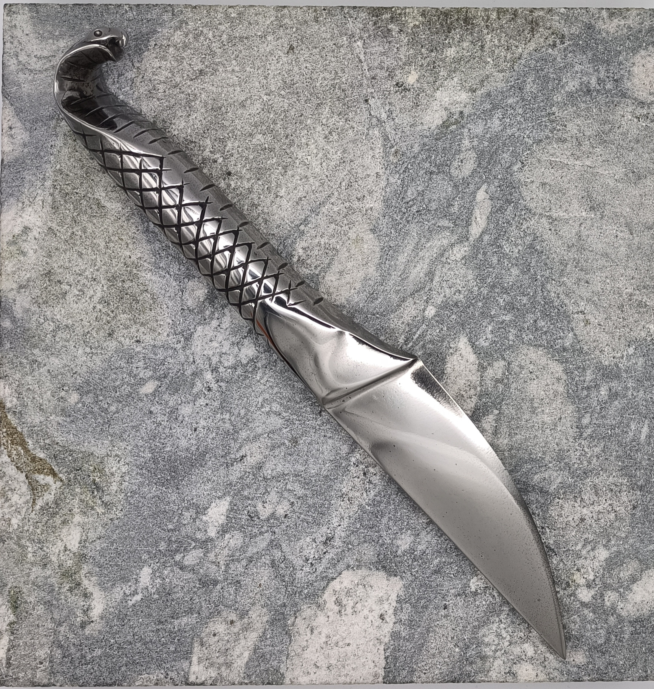 Couteau forgé et sculpté tête de cobra